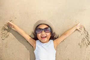 Looking for fun seasonal activities for kids? Have fun all year long with these creative ideas–from winter crafts to solar s’mores!