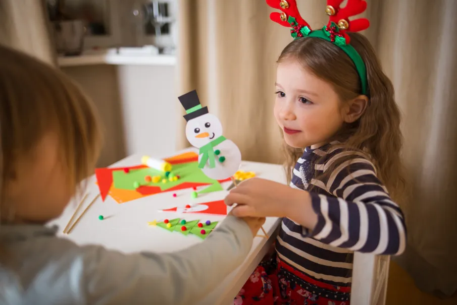 Expert babysitting tips for navigating the holidays. Learn how to manage schedules, maintain routines, and plan festive activities for kids.