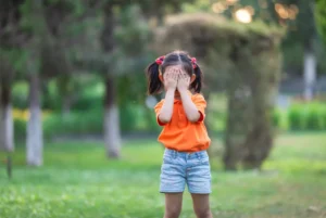 Deciding between a summer nanny vs. camp for shy kids? Compare social benefits and one-on-one care to find your child's perfect fit.