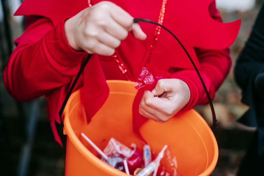 Explore budget-friendly Orlando Halloween safety tips for low-cost costume fitting, pathway lighting, and safe family route planning.