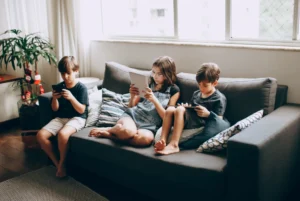How Lexington Families Manage Kids’ Screen Time on a Budget